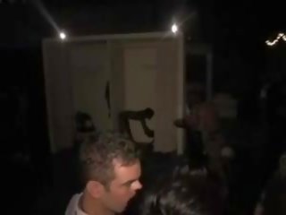 Filming dos youths follando en un fiesta