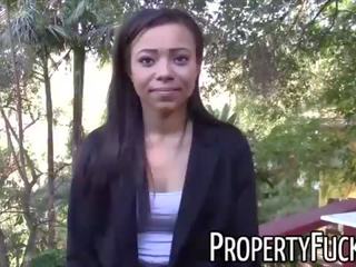 Fiatal fekete igazi estate ügynök jelentkeznek becsapva bele baszás megront -val kamera